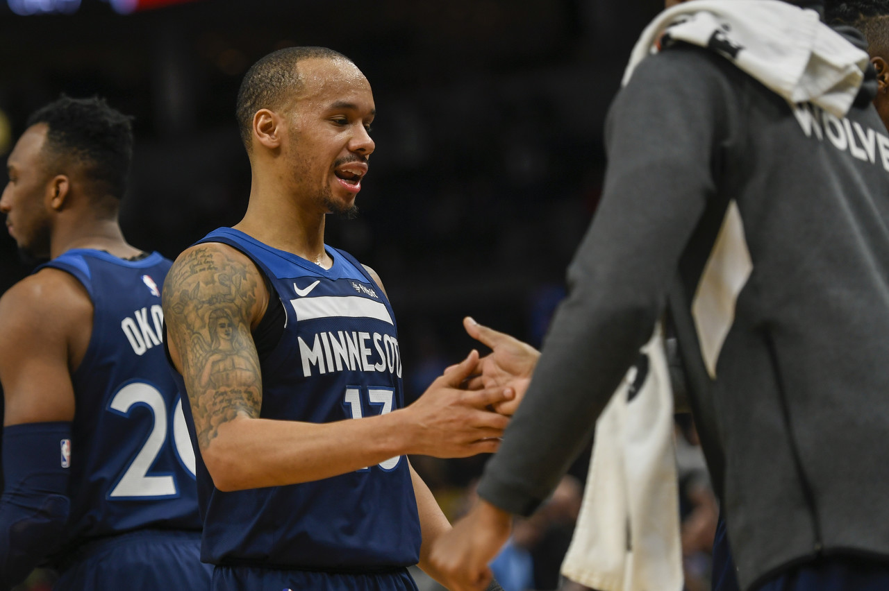 边后卫内收 边后卫内收